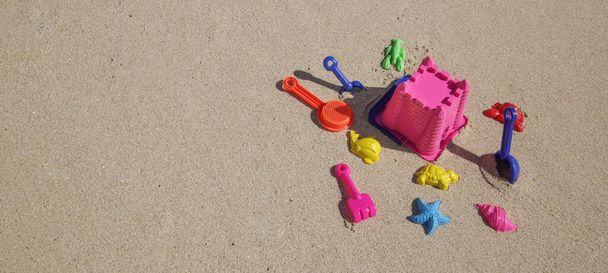 Juguetes de plástico para niños en la playa
. - Foto, imagen
