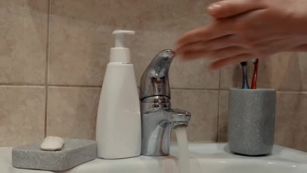 washing hands with soap and water - Filmagem, Vídeo