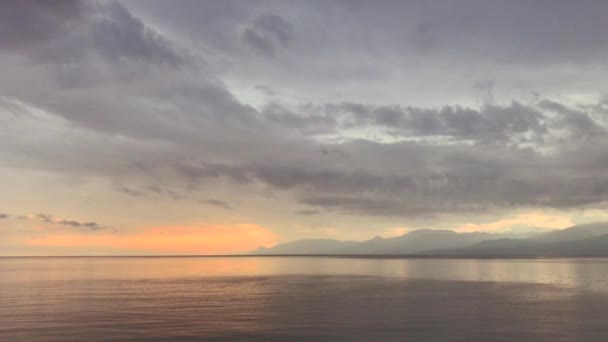 pittoresk uitzicht op rustig zeeoppervlak bij zonsondergang  - Video