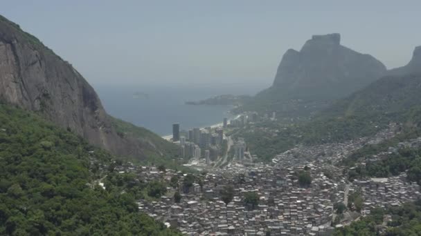 Повітряні, панорамні кадри фавели Rocinha біля Сан-Конрадо в Ріо-де-Жанейро Бразилія - Кадри, відео