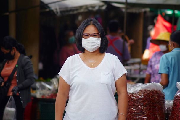 Foule avec des femmes asiatiques masquées pour la protection contre les virus dans les rues commerçantes occupées pour la protection contre le virus de la couronne
 - Photo, image