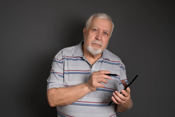 good-natured smiling man shows something on the tablet - Foto, immagini