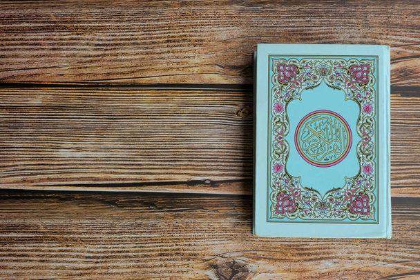 Święty Koran na drewnianym tle. Koncepcja islamska - Zdjęcie, obraz