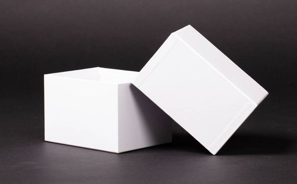 Відкрита порожня біла коробка ізольована на чорному тлі
 - Фото, зображення