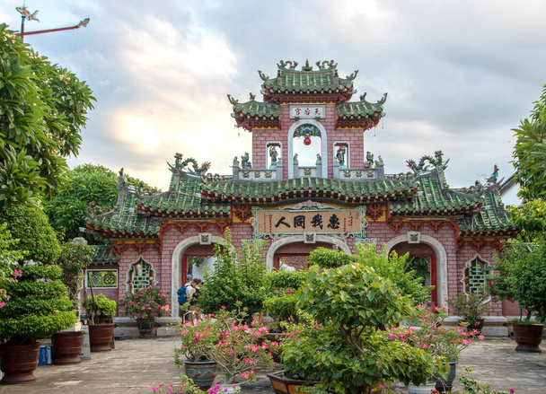 Back garden of Fukian Assembly Hall or Phuc Kien in the Hoi An ancient town in Quang Nam Province of Vietnam - Foto, immagini