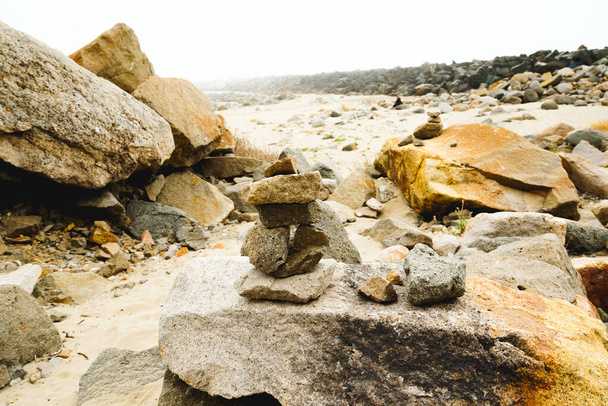 Rocks on the beach on an overcast day - Fotografie, Obrázek