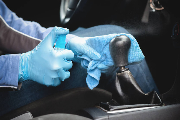 The driver handles the gear knob with an antiseptic. - Foto, Imagem
