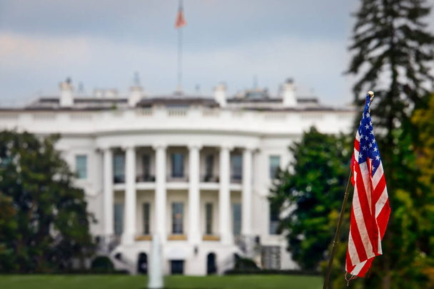 La bandera americana de un turista parado frente a la Casa Blanca en Washington, DC
. - Foto, imagen