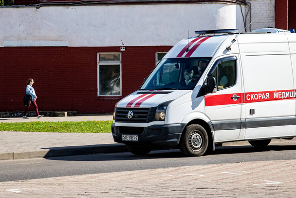 BELARUS, NOVOPOLOTSK - 28 DE MAYO DE 2020: Ambulancia en la carretera de cerca
 - Foto, Imagen
