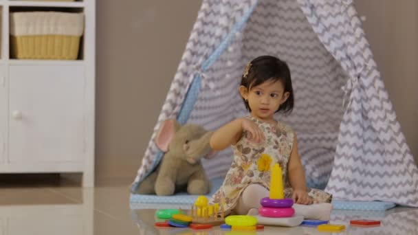 toddler play with toys at home - Filmmaterial, Video