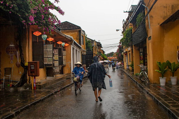 In Hoi An - Vietnam - Am August 2019 - Straße der Altstadt - Foto, Bild