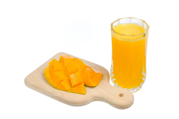 Dojrzałe mango i szklanka soku mango na białym tle - Zdjęcie, obraz
