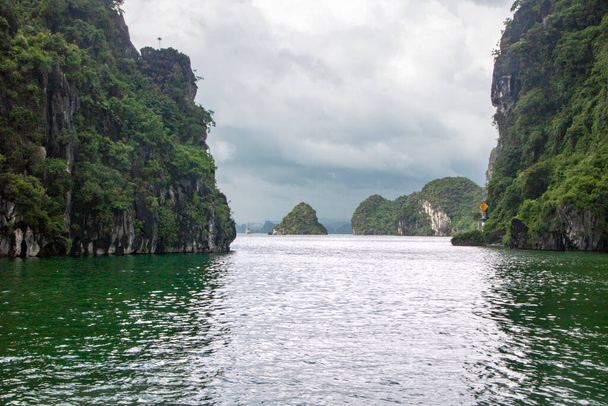 ベトナムのハロン湾の美しい景色 - 写真・画像