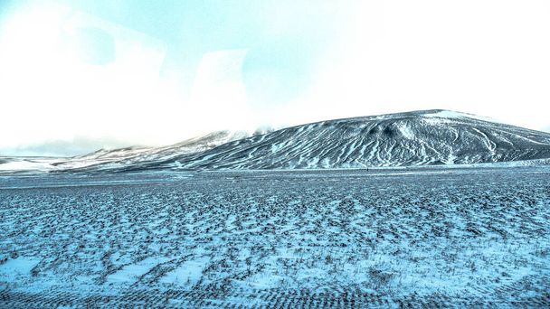 Сніжний пейзаж Ісландії Хігтлендс у кінці жовтня. - Фото, зображення