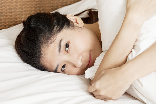 fiatal gyönyörű nő alszik az ágyban, reggel - Fotó, kép