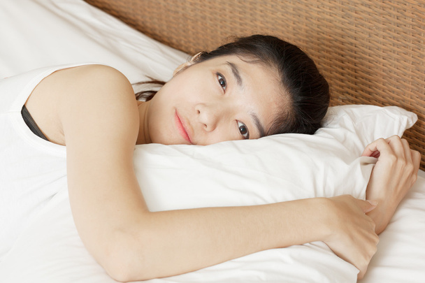 joven hermosa mujer durmiendo en la cama, por la mañana
 - Foto, Imagen