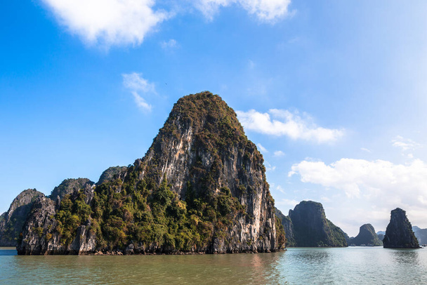 Ha Long Bay UNESCO dědictví místo v severovýchodním Vietnamu Indočína známý pro smaragdové vody a tyčící se vápencové ostrovy na vrcholu deštných pralesů - Fotografie, Obrázek