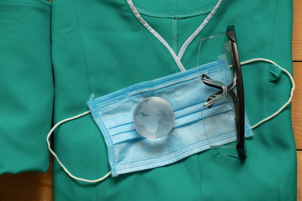 conjunto de uniforme médico e globo de vidro em um fundo isolado
 - Foto, Imagem