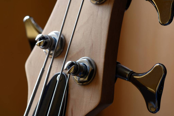 Tête de guitare électrique et clés close up
  - Photo, image