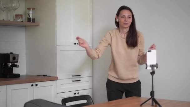 Young millennial woman dancing tiktok challenge at home during quarantine - Záběry, video