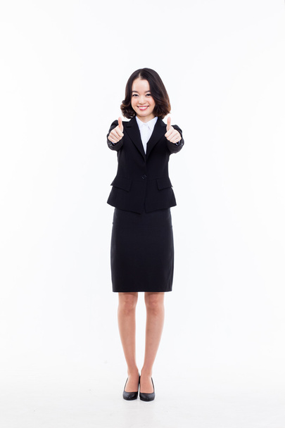 Успешная азиатская бизнесвумен показывает большой палец
. - Фото, изображение
