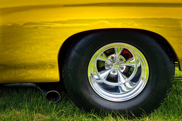 Egy 1970-es évekbeli amerikai klasszikus autó hátulja sárgában.. - Fotó, kép