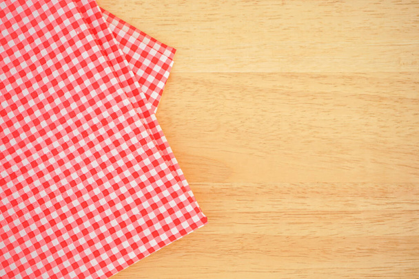 Classic vaaleanpunainen ruudullinen kangas tai pöytäliina puupöydällä kopioi tilaa - Valokuva, kuva