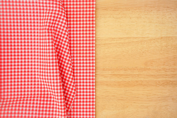 Classic vaaleanpunainen ruudullinen kangas tai pöytäliina puupöydällä kopioi tilaa - Valokuva, kuva
