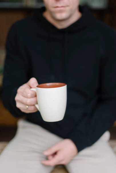 Чоловічі руки з чашкою кави
 - Фото, зображення