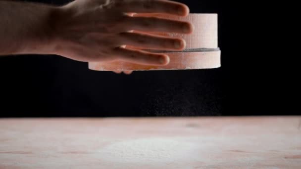 Przesiewanie mąki przez sito. Zwolniony ruch - Materiał filmowy, wideo