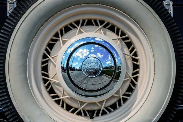 De reserveband op de achterkant van een 1934 klassieke Amerikaanse auto gevonden in Wisconsin. - Foto, afbeelding