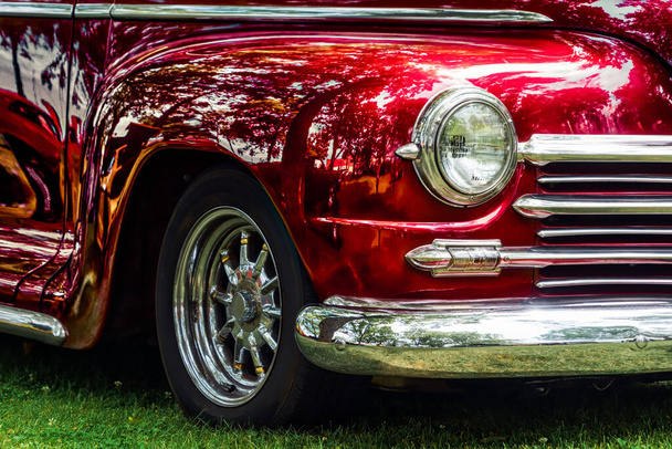 Ένα κλασικό αμερικανικό αυτοκίνητο από τη δεκαετία του '40 σε μια έκθεση αυτοκινήτων στο Ουισκόνσιν. - Φωτογραφία, εικόνα