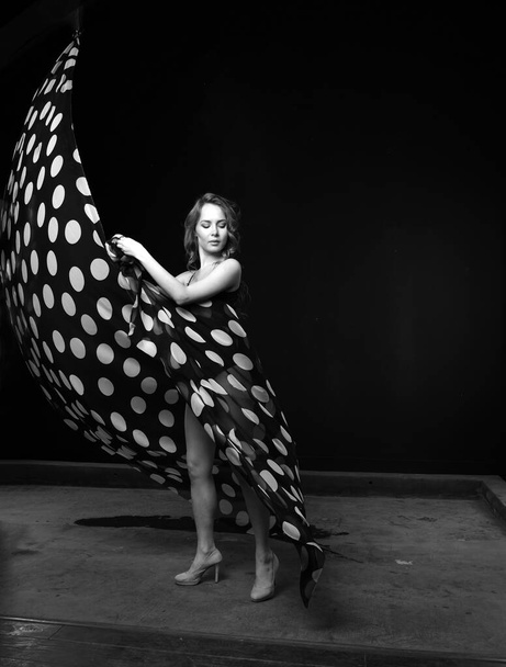 красивая девушка в черном танцует с черным парео
 - Фото, изображение