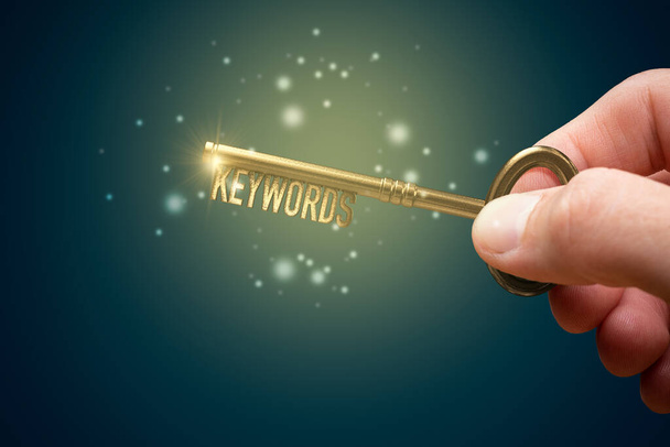 Λέξεις κλειδιά είναι ένα κλειδί για την επιτυχή ιδέα SEO. Ξεκλειδώστε τις δυνατότητες του ιστού σας με βελτιστοποιημένες λέξεις-κλειδιά. Χέρι με κλειδί με λέξεις κειμένου. - Φωτογραφία, εικόνα