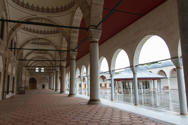 Corridor op de binnenplaats van de Mihrimah Sultan Moskee in Istanbul. Turkije - Foto, afbeelding