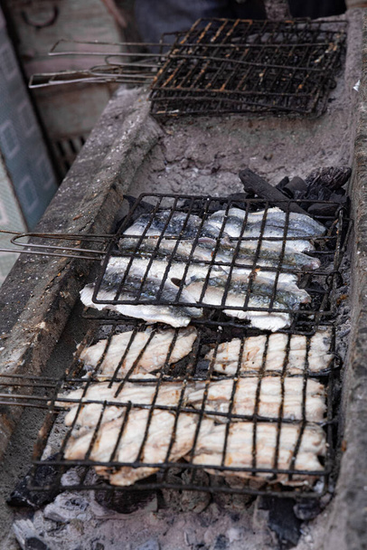 Churrasco de sardinhas com grelha e carvão vegetal. Peixe grelhado
 - Foto, Imagem