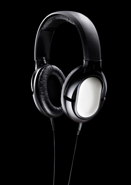 Чорна пара навушників ізольовані на чорному тлі
 - Фото, зображення