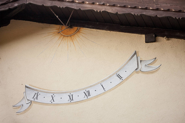 Солнечные часы, раскрашенные снаружи дома в Кьюза, Италия
 - Фото, изображение