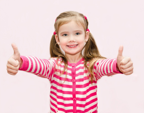 Cute happy little girl with thumbs up - Fotoğraf, Görsel