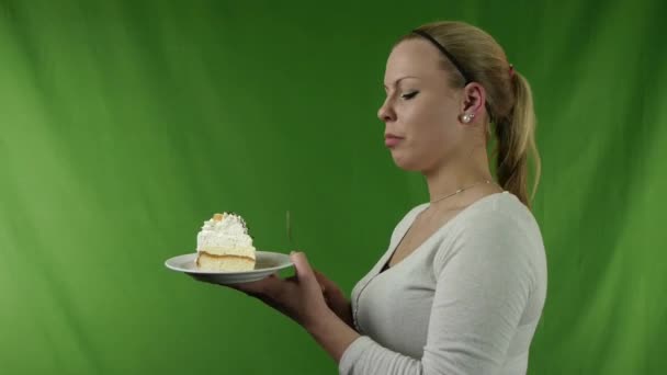 dívka jí koláč - Záběry, video