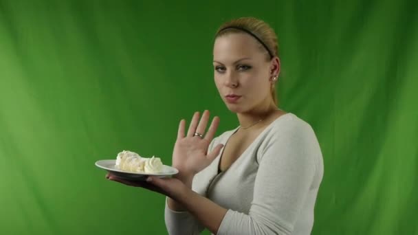 Mädchen weigert sich, Sahnehörner zu essen - Filmmaterial, Video