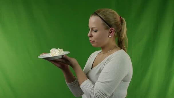 Tyttö syö kerma sarvet
 - Materiaali, video