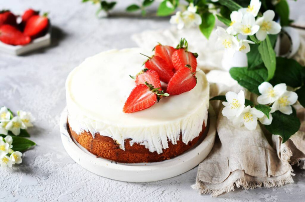 Strawberry cake with cream in a plate on a gray background - Photo, Image
