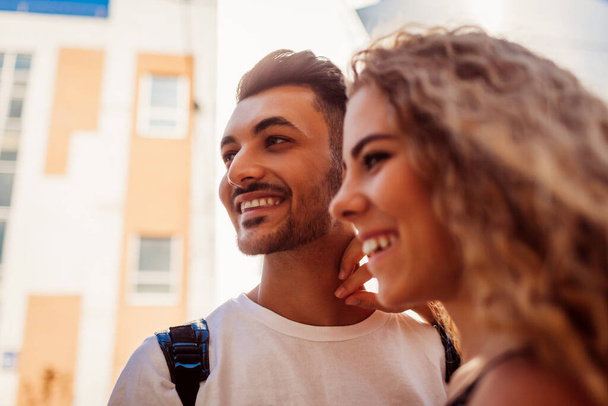 Açık havada gülmeyi seven melez bir çift. Mutlu Arap adam ve beyaz kadın şehirde buluşuyor. Romantik ilişkiler. Çeşitlilik - Fotoğraf, Görsel