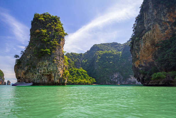 Incroyable baie de Phang Nga avec des milliers d'îles en Thaïlande
 - Photo, image