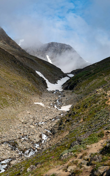 Stream near Western footpath from Kebnekaise mountain station towards Kebnekaise peak, Lappi, Ruotsi. - Valokuva, kuva