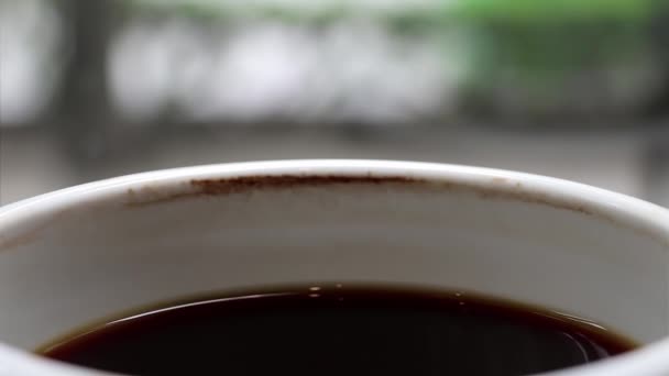 Una taza de café negro enfriado con el tiempo con mancha de café. Esperar a alguien o relajarse
. - Imágenes, Vídeo