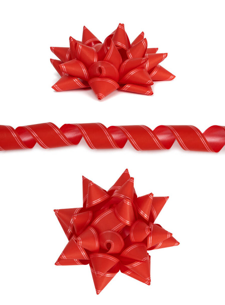 cinta decorativa roja de papel rizado para atar regalos y lazo rojo aislado sobre un fondo blanco, conjunto
 - Foto, imagen