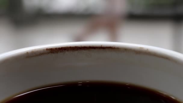Ένα φλιτζάνι κρύο μαύρο καφέ με την πάροδο του χρόνου με λεκέ από καφέ. Περιμένοντας κάποιον ή χαλαρώνοντας. - Πλάνα, βίντεο