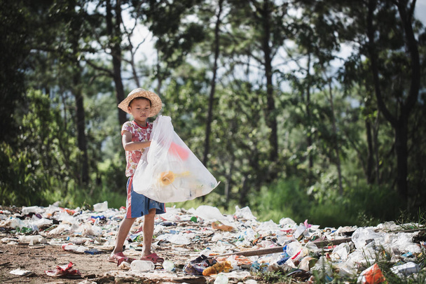 As crianças encontram lixo para venda e reciclam-no em aterros sanitários, nas vidas e estilos de vida dos pobres, no trabalho infantil, na pobreza e nos conceitos ambientais. - Foto, Imagem